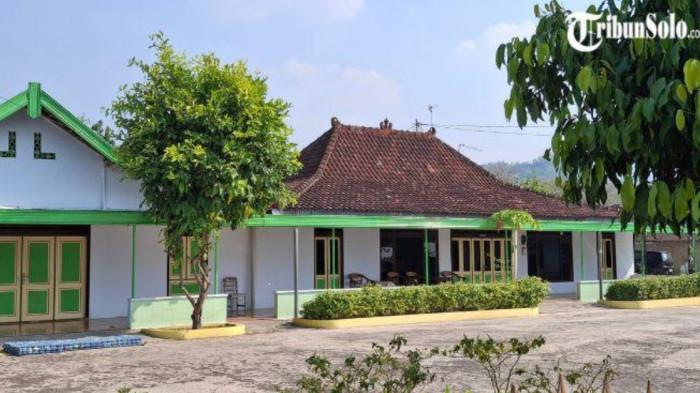 OTT DI SUKOHARJO - Rumah di Desa Jendi Selogiri yang dikabarkan turut digeledah KPK dalam OTT kasus pemerasan ASN yang menjerat Bupati Sukoharjo, Etik Suryani.