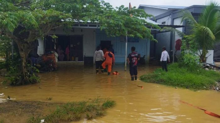 penanganan banjir di salah satu permukiman warga