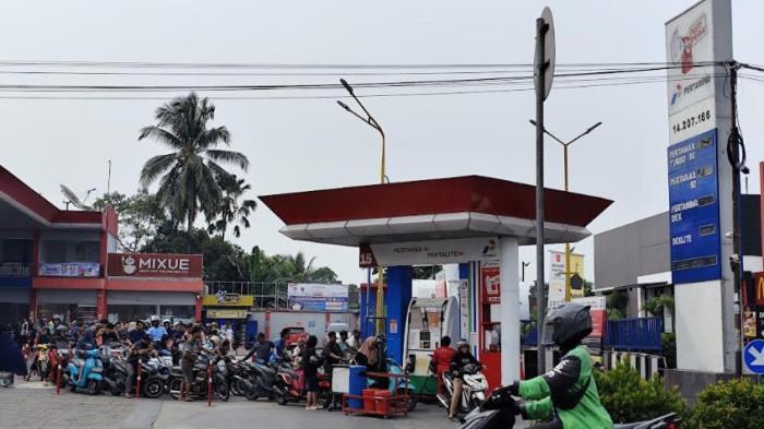 ANTREAN BBM - Ratusan masyarakat mengantre di SPBU 14.207.166 yang beralamat di Jalan Soekarno Hatta, Kelurahan Tanah Tinggi, Kecamatan Binjai Timur, Kota Binjai, Sumatera Utara, Selasa (14/7/2026).