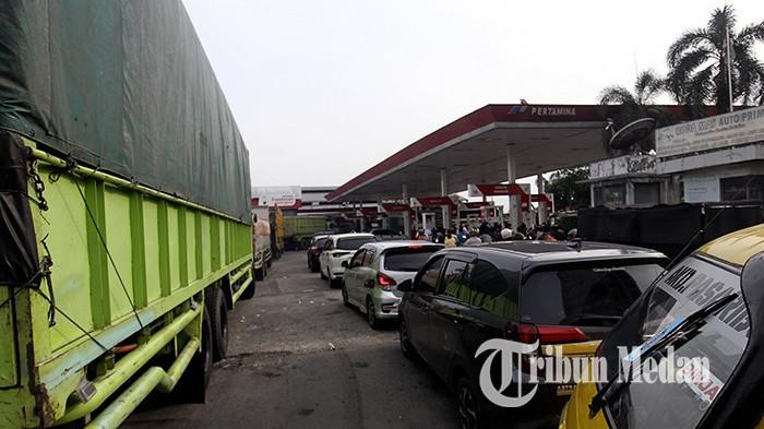 ANTRE DI SPBU -  Suasana antrean pengendara dan pertalite menunggu pasokan BBM di SPBU di Medan, Selasa (14/7/2026). BBM langka hampir di seluruh SPBU. Pertamina menyebut masalah distribusi penyaluran hingga dipicu meningkatnya kebutuhan BBM pascalibur sekolah di Sumut