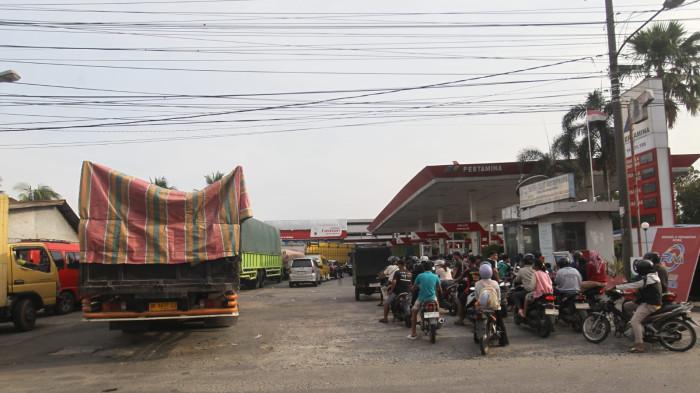 Antre BBM di SPBU Jalan Gatot Subroto Medan, Selasa (14/7/2026). 