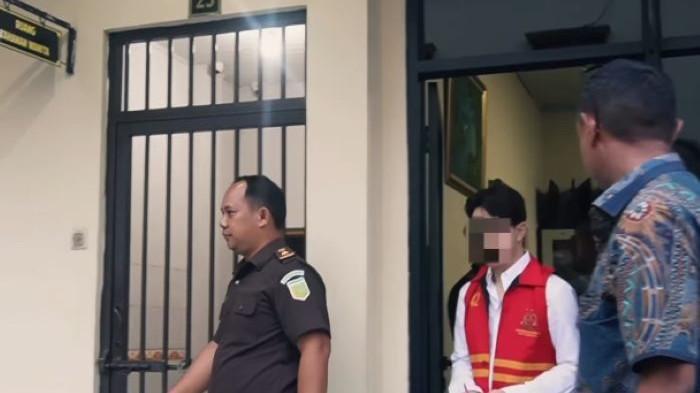DILIMPAHKAN KE KEJATI - Richard Lee dilimpahkan ke Kejaksaan Tinggi Banten. Richard diketahui sebagai tersangka kasus pelanggaran UU Kesehatan dan UU Perlindungan Konsumen. Ia jadi pesakitan usai dilaporkan oleh Doktif.