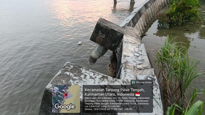 BPBD Bulungan memasang police line di lokasi terdampak abrasi sungai di Salimbatu