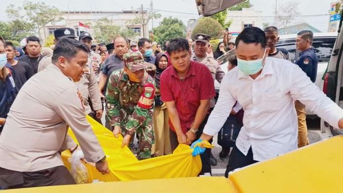 Evakuasi - Polres Siak dan TNI mengevakuasi jasad dokter Alex Cristo Loris di samping RSUD Tengku Rafian Siak, Selasa (14/7/2026).
