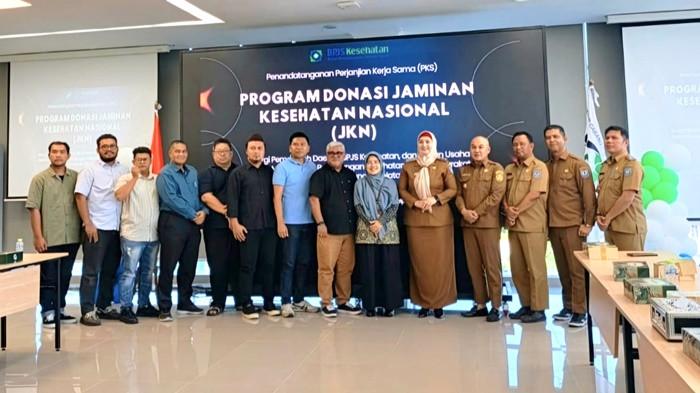 FOTO BERSAMA -- Wakil Bupati Bangka Selatan, Debby Vita Dewi saat berfoto bersama usai menandatangani perjanjian kerja sama dengan sejumlah perusahaan di Kantor BPJS Kesehatan Pangkalpinang, Selasa (14/7/2026) kemarin. Dalam kerja sama tersebut ribuan masyarakat mendapatkan kepesertaan JKN melalui CSR.