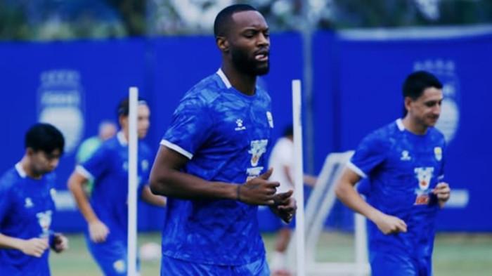 LATIHAN - Gabriel Mutombo dalam latihan perdana Persib Bandung. Mutombo masuk kriteria sebagai pemain yang dibutuhkan Persib saat ini.