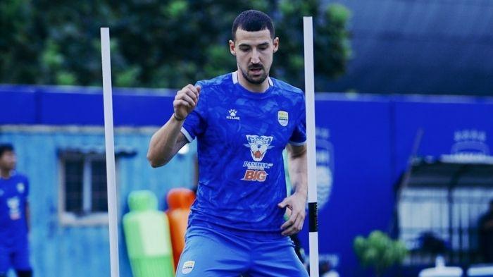 LATIHAN PERDANA - Penyerang Persib Bandung, Balsa Sekulic, dalam sesi latihan perdana di lapangan pendamping Stadion Gelora Bandung Lautan Api (GBLA), Kota Bandung, Jawa Barat, pada Sabtu (11/7/2026).