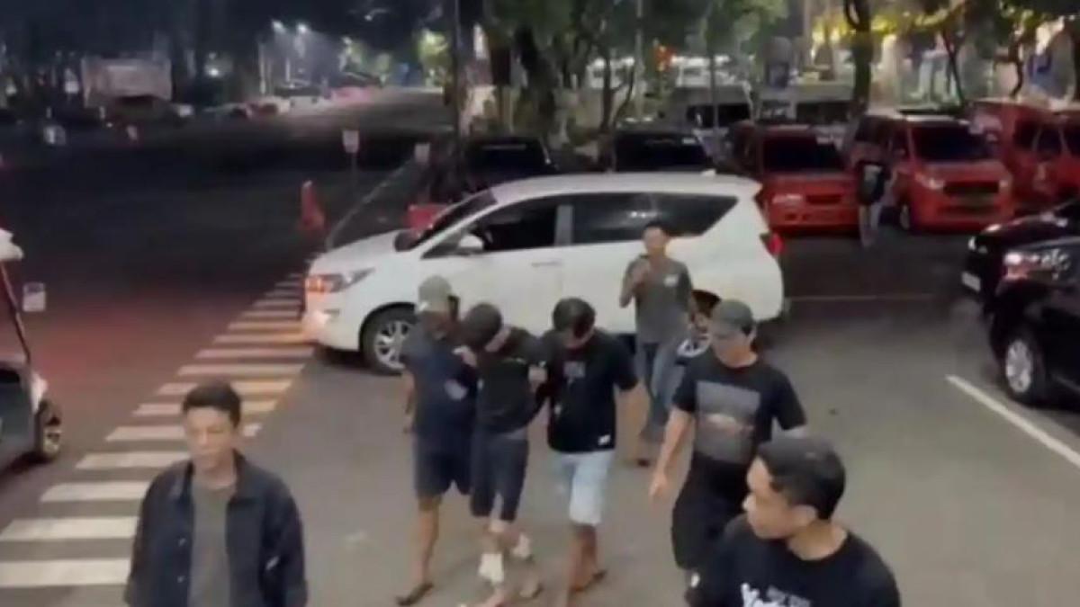 DRIVER OJOL DIBUNUH - ATP, pengemudi ojek online (ojol) tewas dibunuh seorang pemuda berinisial D (25), di Perumahan Villa Taman Bandara, Dadap, Kosambi, Kabupaten Tangerang, Minggu (12/7/2026) dini hari. D lalu ditangkap di rumah kontrakannya, di Jakarta Utara.