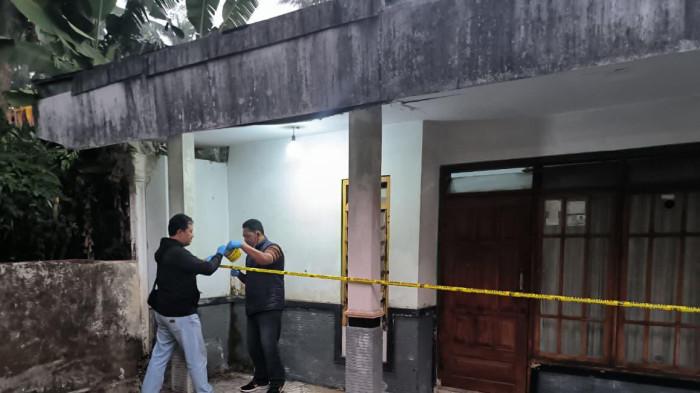 OLAH TKP - Tempat kejadian korban ditemukan tewas dengan luka bacok di belakang rumahnya Desa Tegalrandu, Kecamatan Klakah, Kabupaten Lumajang.