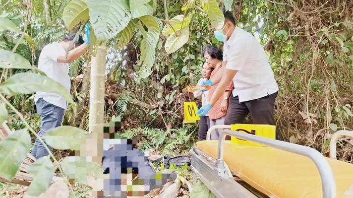 DOKTER TEWAS - Alex Cristo Loris, dokter residen anestesi ditemukan meninggal dunia di semak belukar samping pagar RSUD Tengku Rafian Siak, Jalan Raja Kecik, Kelurahan Kampungdalam, Kecamatan Siak, Selasa (14/6/2026). Foto Polres Siak dan TNI mengevakuasi jasad dokter Alex Cristo Loris.