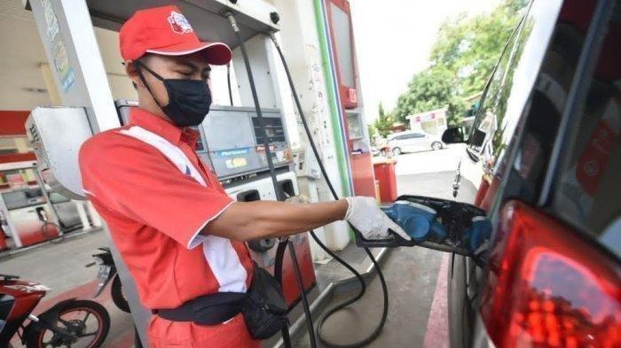 HARGA BBM - Ilustrasi pengisian BBM di SPBU wilayah Pertamina Sulawesi, pada 2024 lalu. Harga BBM ini bakal naik drastis apabila Selat Hormuz ditutup Iran