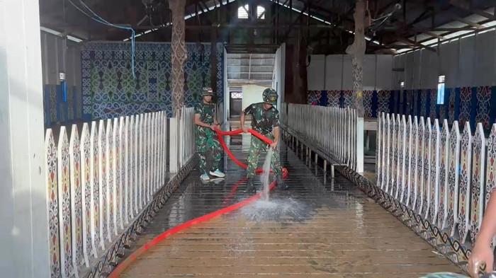 PASCA BANJIR - Warga bersama tim gabungan melakukan kerja bakti membersihkan sisa endapan lumpur di SD Negeri 006 Malinau, Desa Belayan. Aktivitas bersih-bersih dan pemulihan masih berlangsung bertahap hingga saat ini, Rabu (15/7/2026) (TRIBUNKALTARA.COM / MOHAMMAD SUPRI)