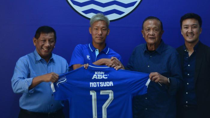 NOMOR PUNGGUNG BARU - Pemain asal Jepang, Gakuto Notsuda, memamerkan jersey Persib Bandung dengan namanya serta nomor punggung baru, 17 di Graha Persib, Jalan Sulanjana Nomor 17, Kota Bandung, Jawa Barat, pada Senin (13/7/2026).