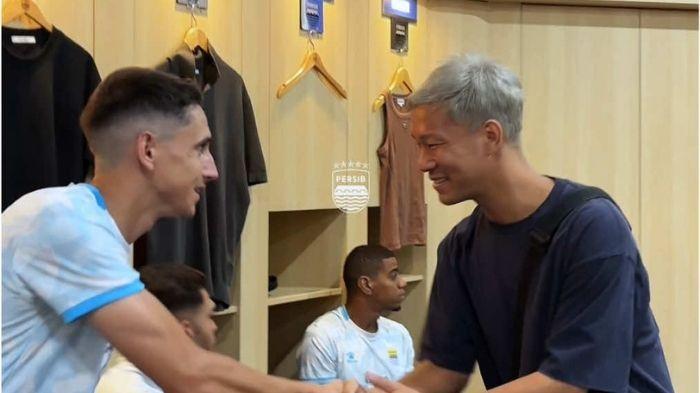 BERSALAMAN - Pemain asing baru Persib Bandung, Gakuto Notsuda, bersalaman dengan Luka Menalo, di ruang ganti Stadion Gelora Bandung Lautan Api (GBLA), Kota Bandung, Jawa Barat, pada Selasa (14/7/2026).