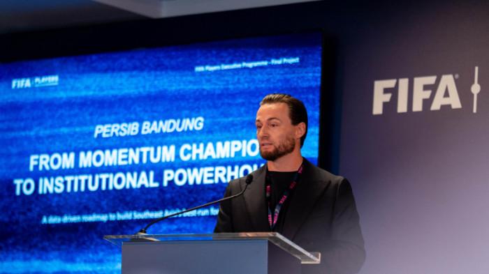 PAPARAN - Marc Klok berhasil menyelesaikan FIFA Players Executive Programme atau Diploma in Club Management yang digelar di Miami, Amerika Serikat.