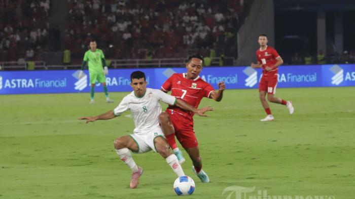 INDONESIA VS OMAN - Pemain Timnas Indonesia Beckham Putra berebut bola dengan pemain Oman saat Laga Garuda Championship Series 2026 di Stadion Utama Gelora Bung Karno (SUGBK), Jakarta Selatan, Jumat (5/6/2026). Indonesia berhasil mengalahkan Oman dengan Skor 3-0 pada laga tersebut. Tribunnews/Jeprima