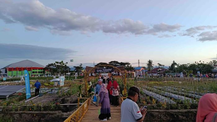 PENAS -- Penas XVII tak hanya menjadi ajang berkumpulnya petani dan nelayan dari seluruh Indonesia, tetapi juga ruang transfer teknologi pertanian modern. Diharapkan inovasi yang diperkenalkan selama kegiatan mampu meningkatkan produksi dan kesejahteraan petani di Gorontalo.