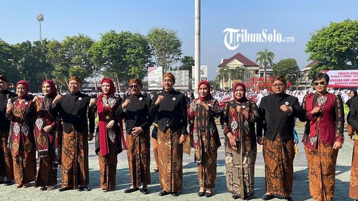 HUT SUKOHARJO - Pelaksana Tugas (Plt) Bupati Sukoharjo, Eko Sapto Purnomo, untuk pertama kalinya memimpin prosesi upacara peringatan Hari Jadi ke-80 Kabupaten Sukoharjo yang digelar di Alun-Alun Satya Negara, Sukoharjo, Jawa Tengah, pada Rabu (15/7/2026).