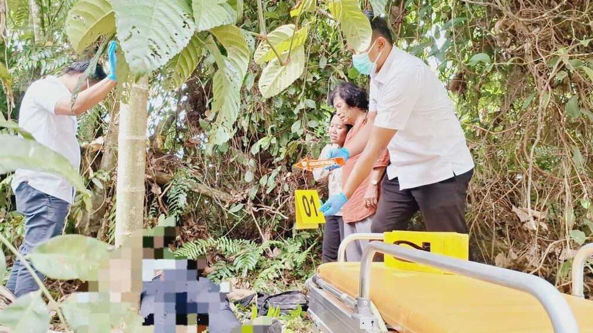 Petugas kepolisian saat melakukan proses evakuasi dan olah TKP kasus penemuan mayat dokter di samping RSUD Siak, Riau, Selasa (14/7/2026).