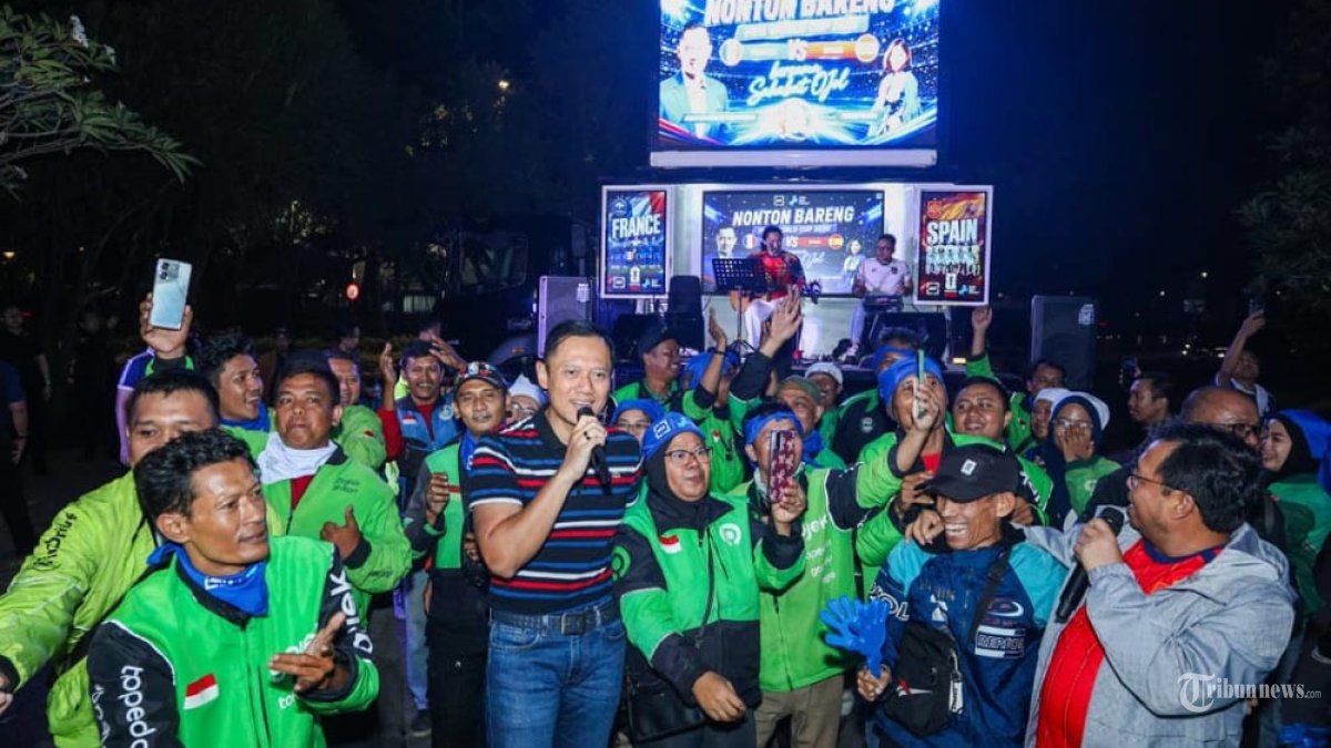 Ketua Umum Partai Demokrat Agus Harimurti Yudhoyono (AHY) nonton bareng (nobar) pertandingan semifinal Piala Dunia 2026 antara Spanyol melawan Prancis bersama pengemudi ojek online (Ojol) di Gedung Elevated Parkir A, Kawasan Parkir Timur, Gelora Bung Karno (GBK), Jakarta, Rabu (15/7/2026). Kegiatan yang diinisiasi Kuda Biru Project tersebut turut dihadiri keluarga besar Partai Demokrat dan ratusan pengemudi ojol yang tergabung dalam Komunitas Ojol Indonesia (KAJOL). (Kuda Biru Project/AHY/HO)
