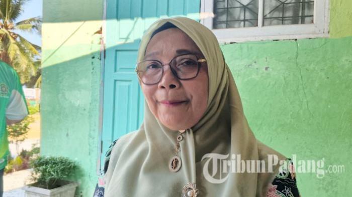 PENDAMPINGAN SISWA – Kepala MAN 3 Kota Padang, Marliza, memberikan arahan kepada para siswa saat kegiatan apel pagi pasca-insiden ledakan bom rakitan di lingkungan sekolah, Rabu (15/7/2026). Sekolah memastikan aktivitas belajar mengajar kembali normal serta memberikan edukasi dan pendampingan kepada siswa untuk mengantisipasi trauma.