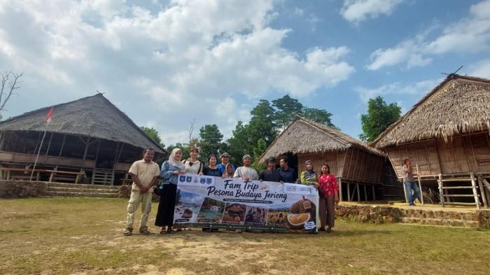 FAM TRIP EXPLORE - Bangka Barat membuktikan wisata tak selalu dimulai dari pantai. Lewat Fam Trip Explore Bangka Authenticity, agen perjalanan, media, dan influencer diajak menyelami tradisi Nganggung Durian, berburu cacing wakwak, hingga mengenal budaya Jerieng dan masyarakat adat Mapur sebagai pengalaman wisata autentik yang siap menjadi daya tarik baru Bangka Belitung. (Istimewa)