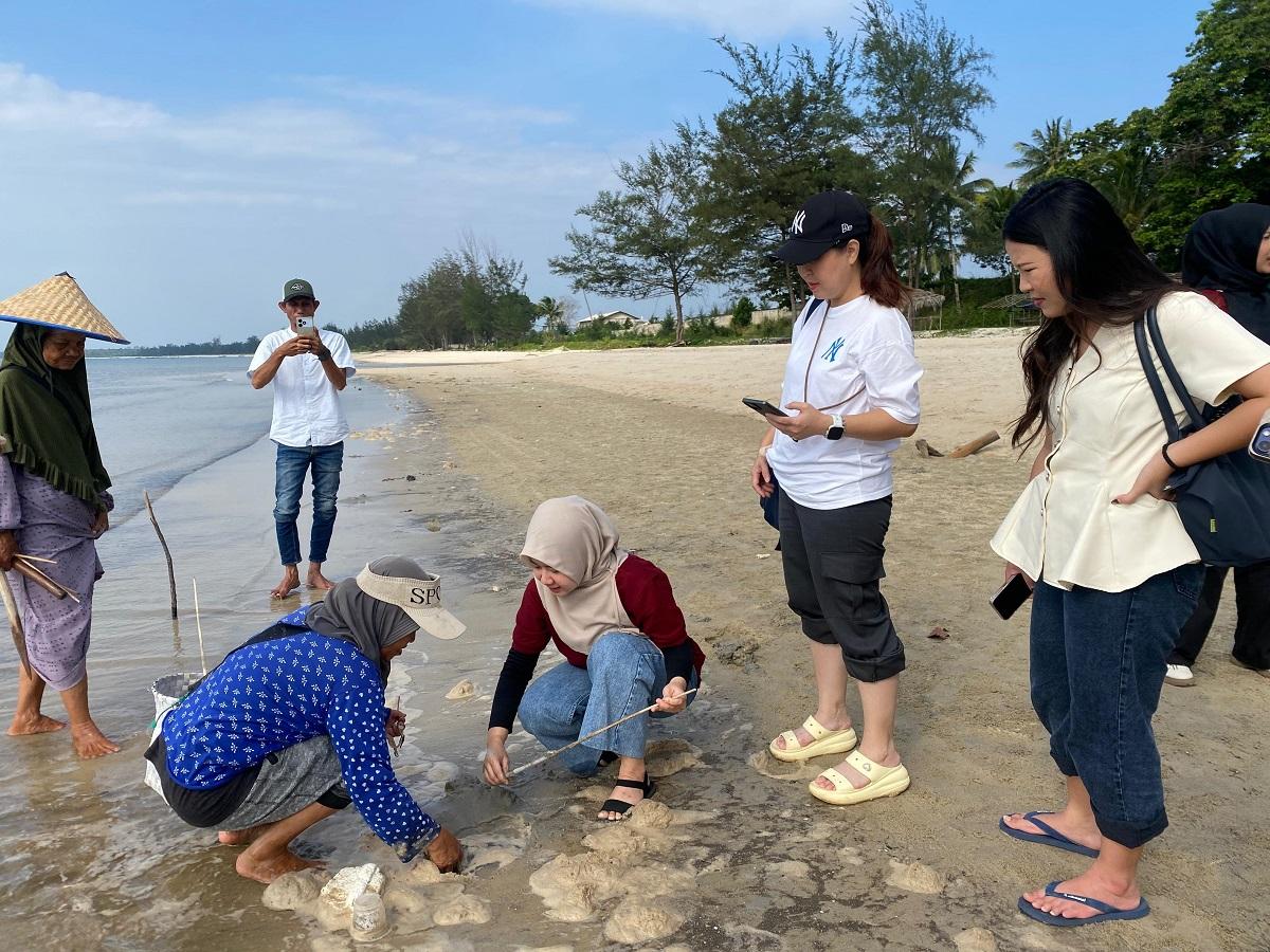 FAM TRIP EXPLORE - Bangka Barat membuktikan wisata tak selalu dimulai dari pantai. Lewat Fam Trip Explore Bangka Authenticity, agen perjalanan, media, dan influencer diajak menyelami tradisi Nganggung Durian, berburu cacing wakwak, hingga mengenal budaya Jerieng dan masyarakat adat Mapur sebagai pengalaman wisata autentik yang siap menjadi daya tarik baru Bangka Belitung. (Istimewa)
