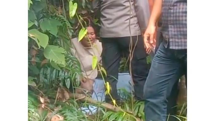 DOKTER SPESIALIS ANESTESI – Dokter spesialis anestesi RSUD Tengku Rafian Siak, Dokter Alex Cristo Loris atau dikenal dr Alex ditemukan tewas di semak samping rumah sakit.