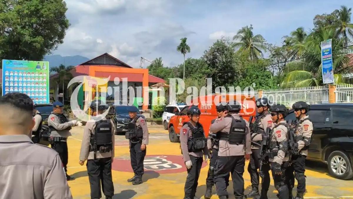 DUGAAN BOM RAKITAN- Personel Brimob Polda Sumbar bersenjata lengkap menjaga ketat area MAN 3 Padang, Kelurahan Balai Gadang, Kecamatan Koto Tangah, Kota Padang, Selasa (14/7/2026) siang. Menurut Kombes Pol Apri, barang-barang itu merupakan alat yang akan digunakan untuk melampiaskan niat kepada teman yang sering melakukan perundungan.