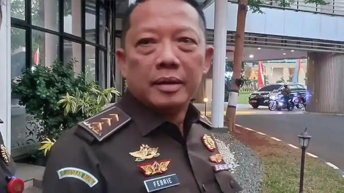 HARTA KEKAYAAN FEBRIE - Foto Dr. Febrie Adriansyah, S.H., M.H. saat memberikan keterangan kepada awak media di Kejaksaan Agung, Jakarta pada 26 Mei 2024. Berdasarkan data Laporan Harta Kekayaan Penyelenggara Negara (LHKPN) KPK, Febrie tercatat mengantongi total kekayaan senilai Rp18,2 miliar. Lantas, berapa sebenarnya gaji seorang pejabat yang menempati posisi sebagai Jampidsus Kejagung?