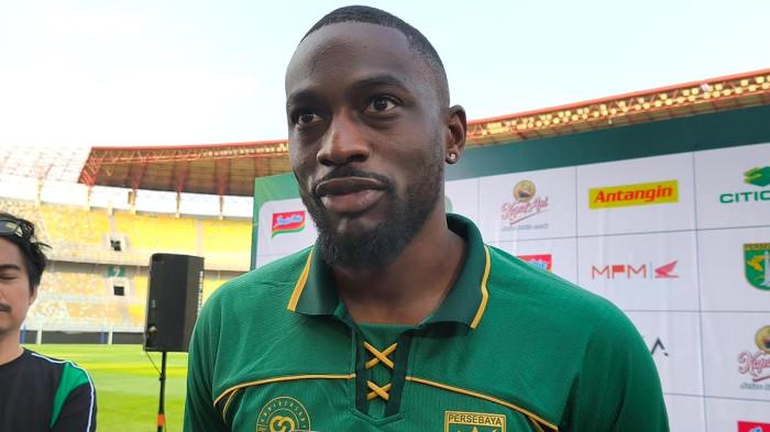 PENYERANG BARU PERSEBAYA - Yann Kevin Mabella saat berada di Stadion Gelora Bung Tomo, Surabaya, Jawa Timur, dalam agenda Media Day pada Rabu (8/7/2026). Persebaya Surabaya resmi mendatangkan penyerang asal Kongo ini untuk memperkuat lini serang Green Force pada musim 2026/2027.
