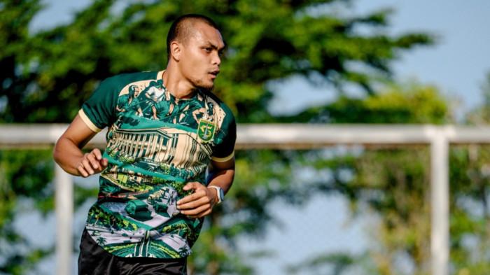 LATIHAN TIM - Gelandang senior Rachmat Irianto saat menjalani sesi latihan tim Persebaya di Lapangan ABC Kompleks Stadion Gelora Bung Tomo, Surabaya, Jawa Timur, untuk menyambut musim 2026/2027.  Sebagai salah satu pemain dengan masa bakti terlama di tim, Rian dipercaya menjaga keharmonisan di dalam ruang ganti.