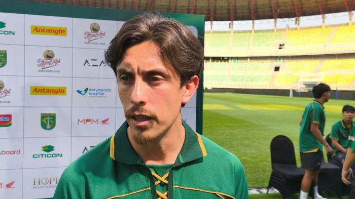 OPTIMISTIS - Gelandang asing Persebaya Surabaya, Francisco Rivera, saat ditemui SURYA.co.id di Stadion Gelora Bung Tomo Surabaya, Jawa Timur, dalam media day pada 8 Juli 2026. Ia mengaku optimistis menatap kompetisi musim 2026/2027 dengan target juara setelah melihat perombakan besar dan komposisi skuad baru Bajul Ijo.