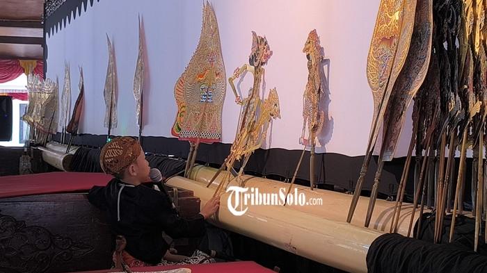 DALANG CILIK - Momen Rafka (10) asal Kecamatan Trucuk, saat ikuti lomba dalang anak peringatan hari jadi Klaten ke-222 di Pendopo Monumen Juang 45 di Kecamatan Klaten Utara, Klaten, Jawa Tengah, pada Rabu (15/7/2026).