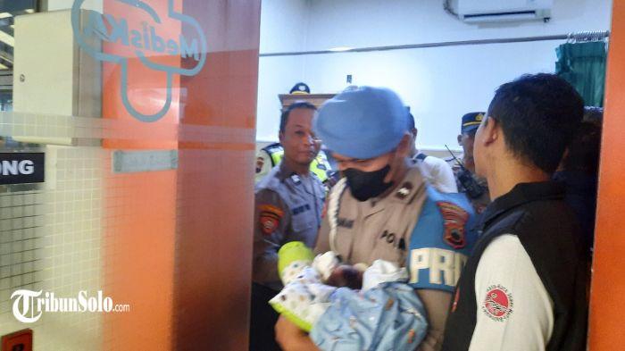 BAYI TERLANTAR - Seorang bayi ditemukan dalam kondisi ditelantarkan di toilet KA Sancaka 84B relasi Yogyakarta-Surabaya Gubeng, Sabtu (4/7/2026). Setelah peristiwa tersebut viral di media sosial, banyak warganet menyatakan keinginan untuk mengadopsi bayi malang itu.