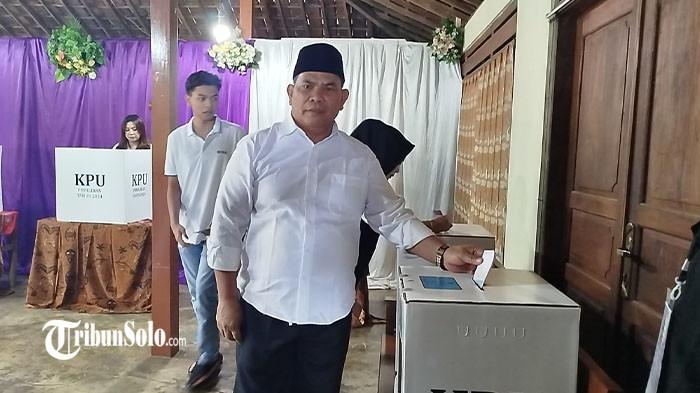 DAFTAR KETUA DPC - Mantan calon bupati (Cabup) Wonogiri pada Pilkada 2024, Tarso, saat pemungutan suara beberapa waktu lalu. Tarso yang sebelumnya dikenal sebagai kader PDI Perjuangan (PDIP), mengonfirmasi telah mendaftarkan diri sebagai calon Ketua DPC Partai Demokrat Wonogiri.