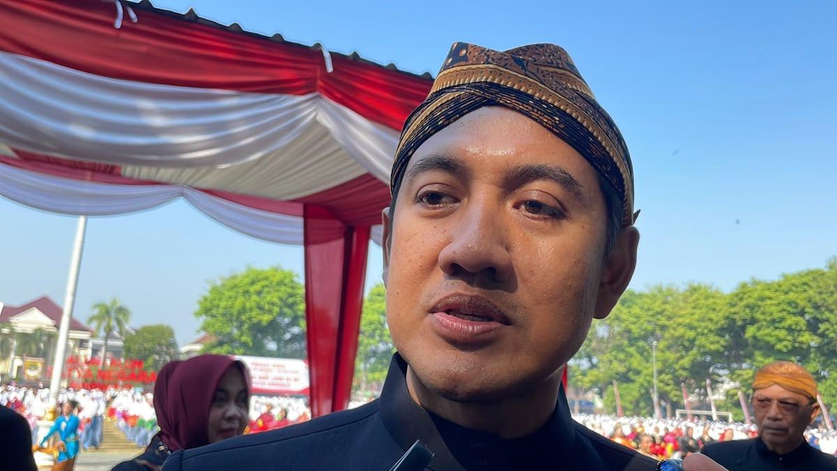 HUT KABUPATEN SUKOHARJO - Pelaksana Tugas (Plt) Bupati Sukoharjo, Eko Sapto Purnomo, untuk pertama kalinya memimpin prosesi upacara peringatan Hari Jadi ke-80 Kabupaten Sukoharjo yang digelar di Alun-Alun Satya Negara, Rabu (15/7/2026).