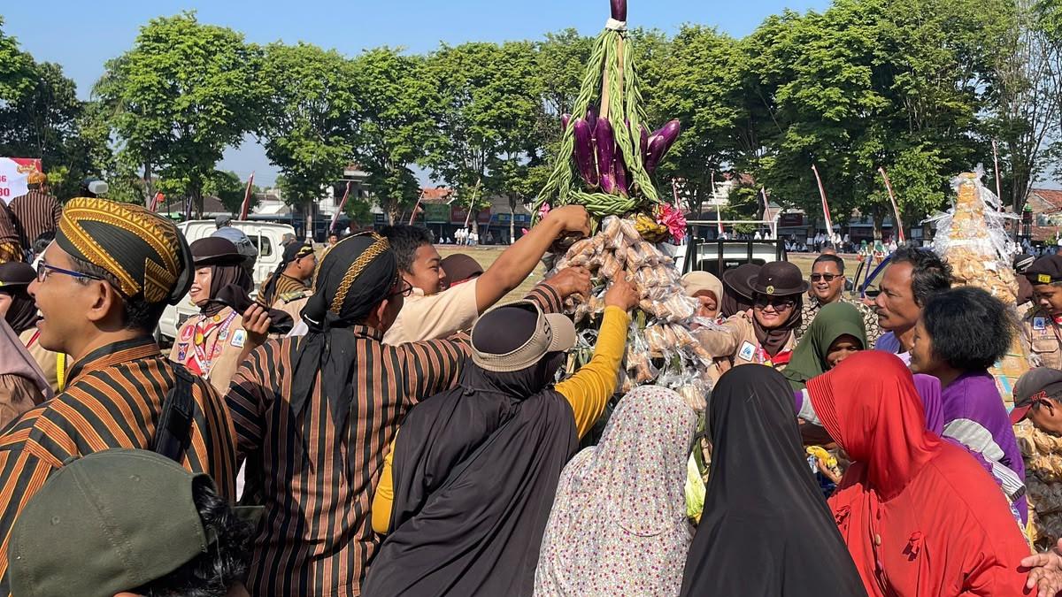 HUT KABUPATEN SUKOHARJO - Gunungan yang merupakan representasi dari 12 kecamatan di Kabupaten Sukoharjo dengan isian hasil bumi hingga produk unggulan masing-masing daerah.