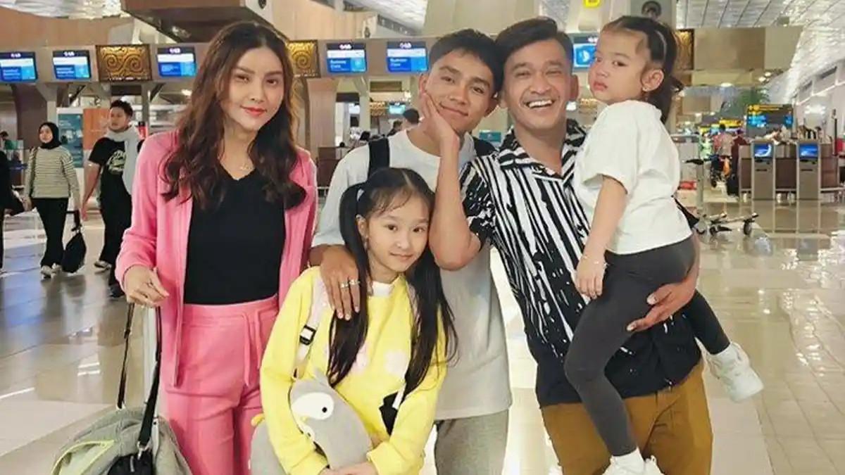 BERTEMU ANAK-ANAK - Potret Ruben Onsu, Sarwendah dan anak-anaknya. Presenter Ruben Onsu bertemu kedua putrinya setelah sempat berseteru dengan Sarwendah, mantan istrinya.