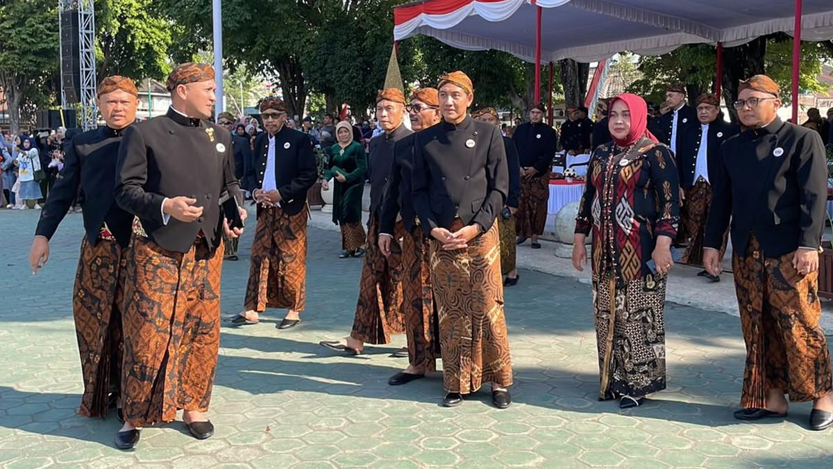 HUT KABUPATEN SUKOHARJO - Pelaksana Tugas (Plt) Bupati Sukoharjo, Eko Sapto Purnomo, untuk pertama kalinya memimpin prosesi upacara peringatan Hari Jadi ke-80 Kabupaten Sukoharjo yang digelar di Alun-Alun Satya Negara, Rabu (15/7/2026).