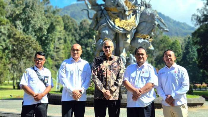 POSE - Nomor dua dari Kiri: Managing Director PT Mitra Natura Raya, Marga Anggrianto. Tengah : Plt Sekretaris Deputi (Sesdep) Deputi Bidang Infrastruktur Riset dan Inovasi (DIRI) Badan Riset dan Inovasi Nasional (BRIN), Djoko Nugroho.Nomor dua dari Kanan: Direktur  Direktorat Pengelolaan Koleksi Ilmiah (DPKI) Badan Riset dan Inovasi Nasional (BRIN), Sasa Sofyan Munawar. Paling kanan : Vice President Finance, Accounting dan Tax, Kartono.