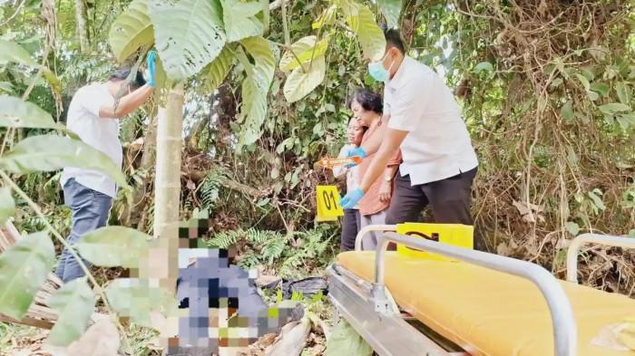 EVAKUASI - Polres Siak dan TNI mengevakuasi jasad dokter Alex Cristo Loris di samping RSUD Tengku Rafian Siak, Selasa (14/7/2026). 