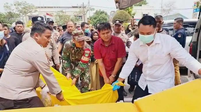 DOKTER MENINGGAL - Petugas gabungan mengevakuasi jenazah dr Alex Cristo Loris yang ditemukan di semak belukar samping pagar RSUD Tengku Rafian Siak, Selasa (14/7/2026) siang. Sehari sebelumnya, dokter asal Maluku itu dilaporkan hilang oleh istrinya. 