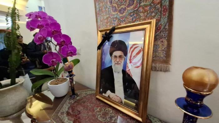 PEMIMPIN TERTINGGI IRAN - Foto mendiang pemimpin tertinggi Iran Ayatollaj Ali Khamenei di kediaman Duta Besar Iran untuk Indonesia Mohammad Boroujerdi saat konferensi pers di kediamannya di kawasan Menteng Jakarta Pusat pada Senin (2/3/2026). Boroujerdi menjelaskan terkait proses pemilihan Pemimpin Tertinggi Iran setelah Ali Khamenei tewas dalam serangan Amerika Serikat dan Israel pada Sabtu (28/2/2026). (Gita Irawan/Tribunnews.com)