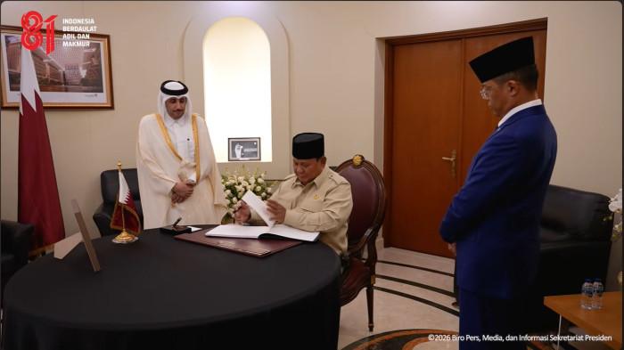 Dalam Foto: Presiden RI Prabowo Subianto, didampingi Menteri Luar Negeri RI (Menlu) Sugiono dan disambut Duta Besar Qatar untuk RI Sultan bin Mubarak Saad Al-Dosari, menyampaikan belasungkawa atas wafatnya Emir Qatar 1995-2013 Sheikh Hamad bin Khalifa Al Thani dengan mengisi Book of Condolence atau buku duka cita di Kedutaan Besar Negara Qatar, Jakarta pada Rabu (15/7/2026).