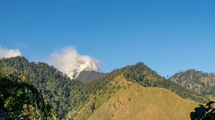 KEBAKARAN HUTAN - Kebakaran Hutan dan Lahan (Karhutla) di kawasan hutan lindung Taman Hutan Raya (Tahura) R Soerjo terpantau dari pos pendakian Bukit Cendono di Dusun Mrasih, Desa Kemiri, Kecamatan Pacet, Kabupaten Mojokerto, Jawa Timur pada Rabu (15/7/2026). Berdasarkan pengamatan visual, tiupan angin kencang berpotensi memperluas area kebakaran ke wilayah Kota Batu.