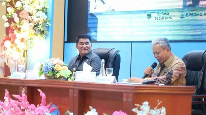 PEMPROV SULUT - Gubernur Sulut Yulius Selvanus Komaling (YSK) menegaskan pentingnya peran strategis pejabat birokrasi dalam mendukung setiap kebijakan pemerintah daerah. Hal itu disampaikan dalam kegiatan Pelatihan Kepemimpinan Nasional (PKN) Tingkat II Angkatan XXIII Tahun 2026 di BPSDMD Provinsi Sulawesi Utara.