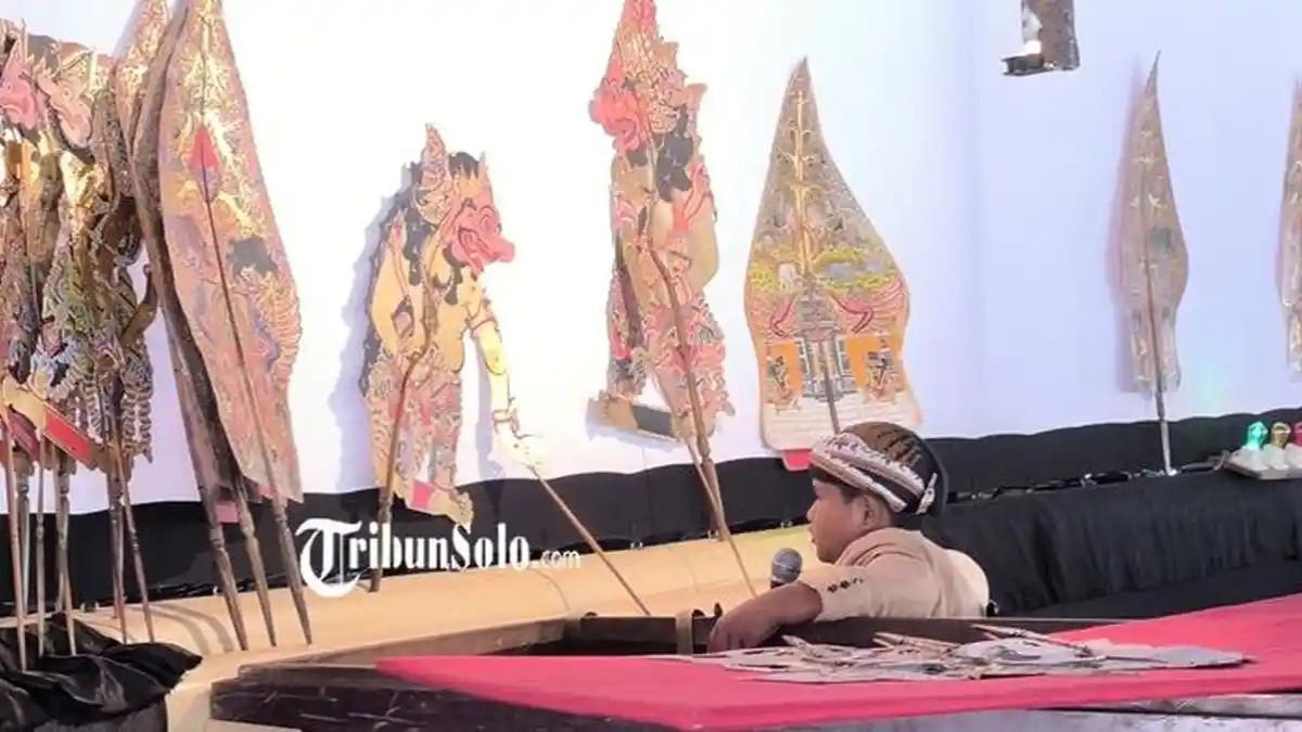 SEMARAK HUT - Sejumlah peserta mengikuti lomba dalang anak dalam rangkaian Hari Jadi Klaten ke-222 di Pendopo Monumen Juang 45, Kabupaten Klaten, Rabu (15/7/2026). Sebanyak 15 dalang cilik tampil membawakan pertunjukan wayang kulit dalam dua kategori usia sebagai upaya menjaga regenerasi seni pedalangan.