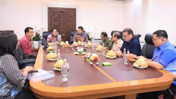 PEJABAT - Wakil Gubernur Bali I Nyoman Giri Prasta (kiri) bersama Wakil Gubernur Sulawesi Utara Dr. Johannes Victor Mailangkay (kanan) beserta jajaran Pemerintah Provinsi Sulawesi Utara (Sulut) di Ruang Rapat Gubernur Bali, Kantor Gubernur Bali, Denpasar, Rabu (15/7). Mereka membahas tentang kerja sama di bidang pariwisata.