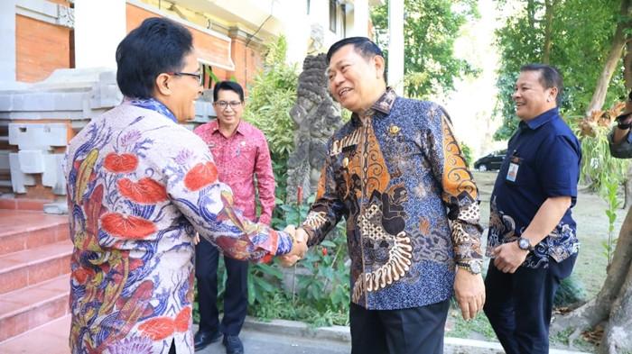 PEJABAT - Wakil Gubernur Bali I Nyoman Giri Prasta (kiri) menyambut kedatangan Wakil Gubernur Sulawesi Utara Dr. Johannes Victor Mailangkay (kanan) di Kantor Gubernur Bali, Denpasar, Rabu (15/7). Mereka bertemu dan membahas tentang kerja sama di bidang pariwisata.